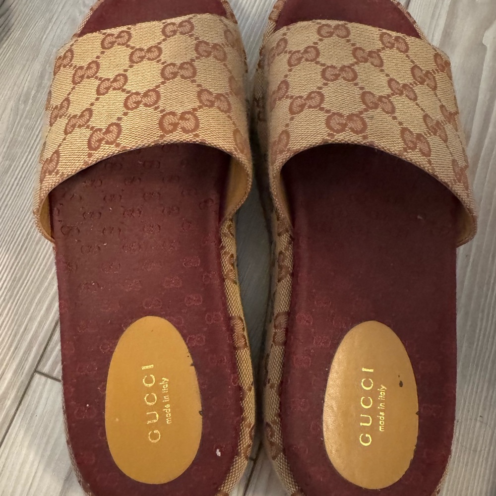 Gucci Women's Brown Monogram Slide Sandals barely worn !!